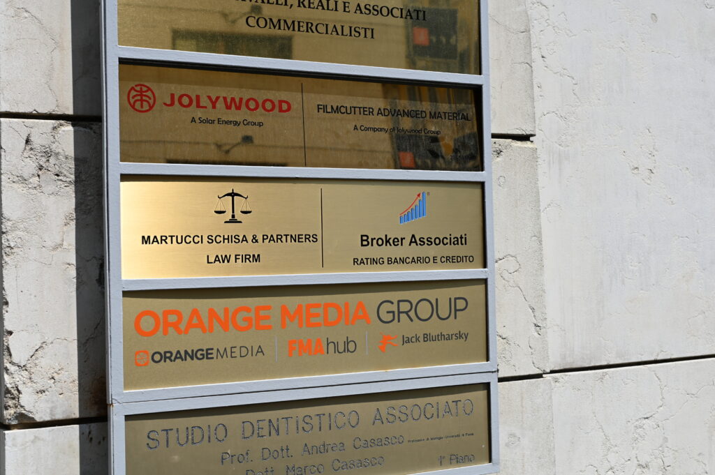Targa di Broker Associati all'ingresso degli uffici virtuali di Milano San Babila, Piazzetta Umberto Giordano 2